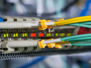 Apa perbedaan antara serat multimode dan serat mode tunggal