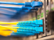 Apa adalah jendela input/output optik yang paling umum digunakan untuk panel serat optik